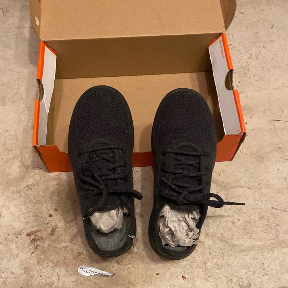 All birds- black- size 7